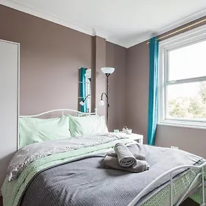 3* Gasthof Shirley House 1, Guest House, Self Catering, Self Check In With Smart Locks, Use Of Fully Equipped Kitchen, Walking Distance To Central, Excellent Transport Links, Ideal For Longer