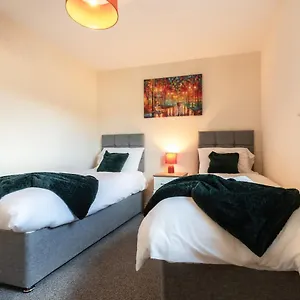 Apartment Centre Comfort: Spacious 2-bed With Smart Tvs And Secure Parking